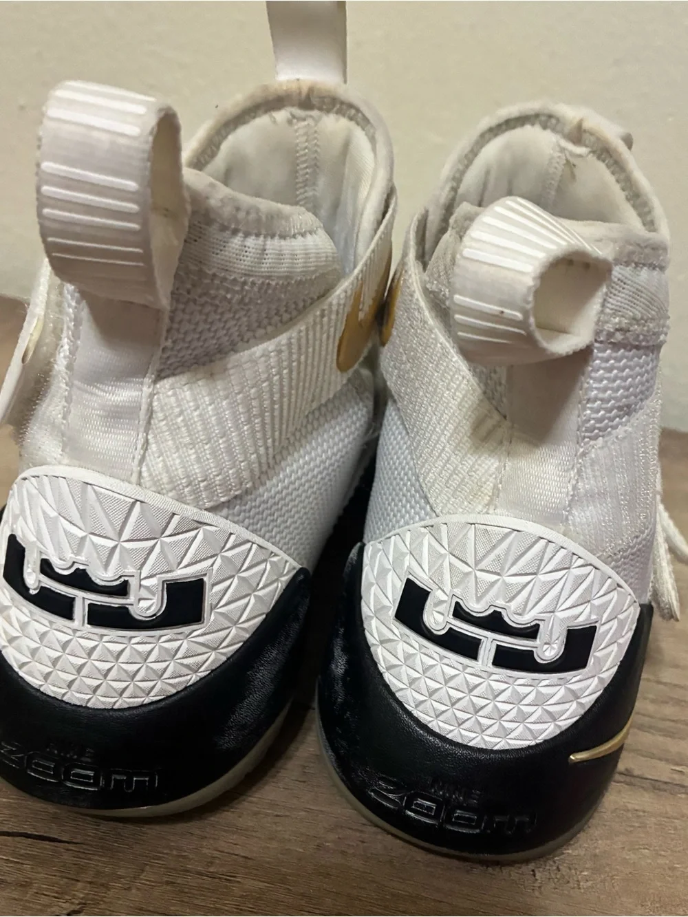 Nike Men’s LeBron Zoom Solider 11 Sneakers